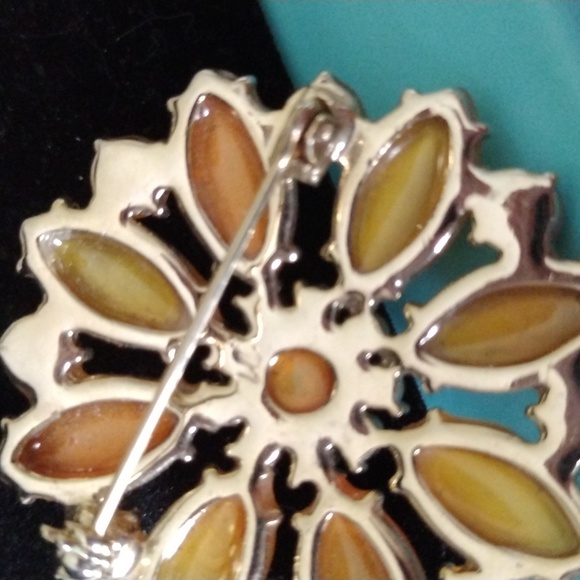 Liz Claiborne - Picture 2 of 5